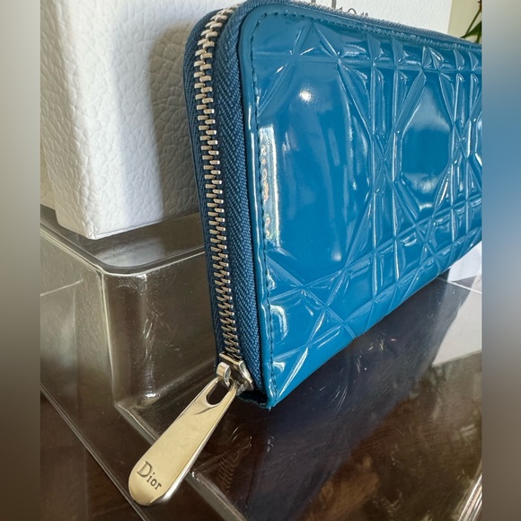 Dior Cannage Patent Leather Tutti Voyaguer Zip Around Wallet. EUC. Comes in Box. - Picture 4 of 10